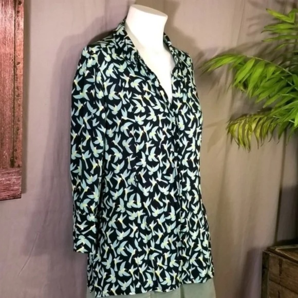 Two by Vince Camuto Button Down Bird Print top - Picture 6 of 7